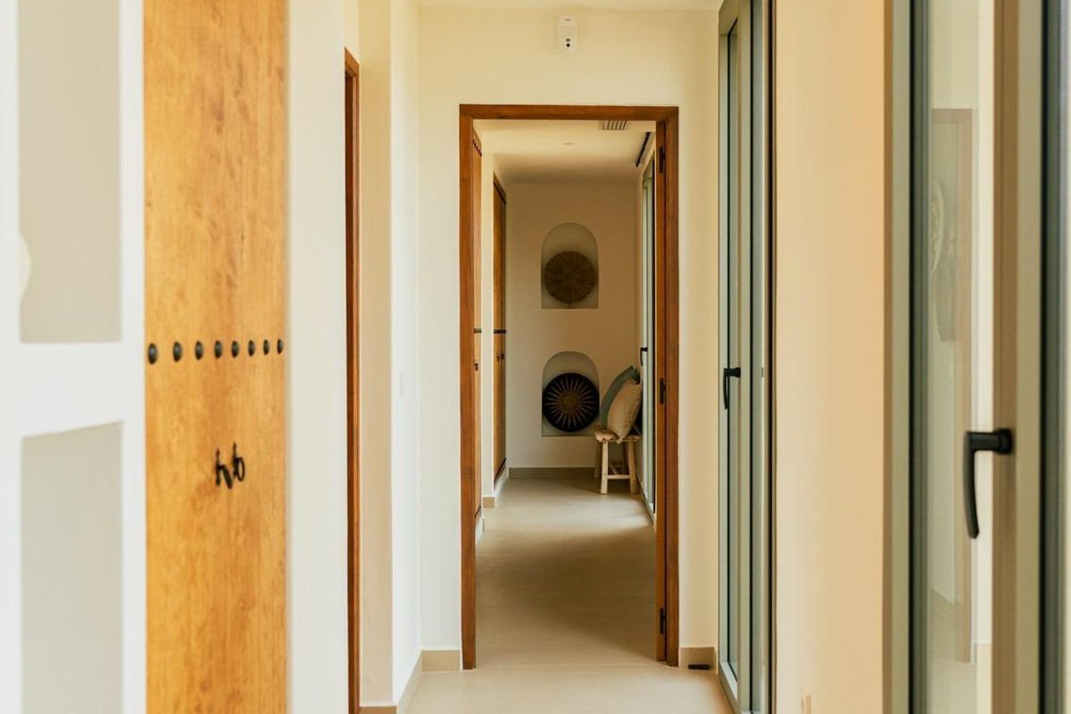 Heldere gang met houten details en natuurlijk licht in de 3-slaapkamer villa gelegen in Jávea Xàbia.