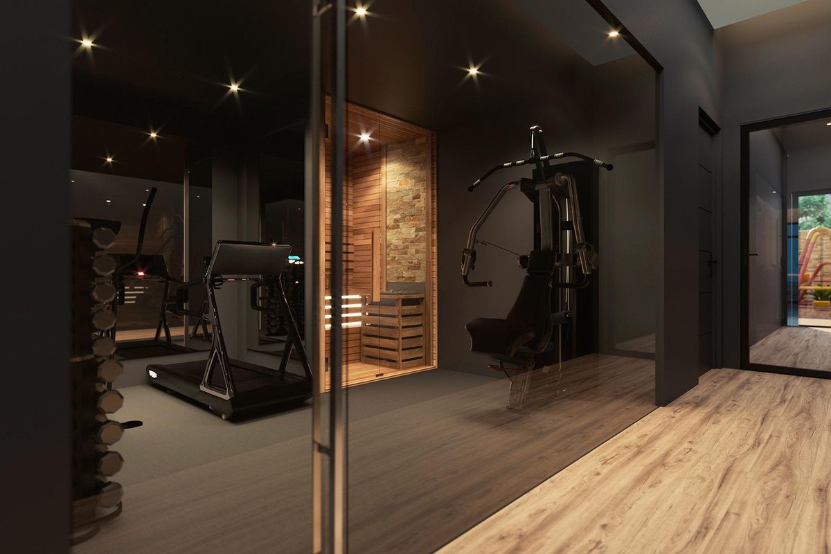 Interieur van een moderne gym met fitnessapparatuur en sauna in Torrevieja, Costa Blanca Zuid.
