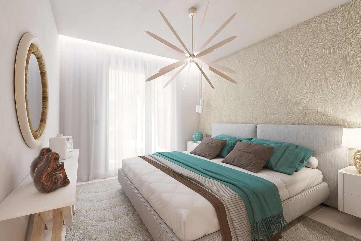 Elegante slaapkamer met decoratieve accenten en natuurlijk licht in de penthouse van Casares.