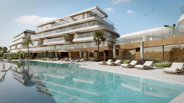 Buitenzicht op het luxe appartementencomplex met zwembad in Estepona, Costa del Sol, Spanje.