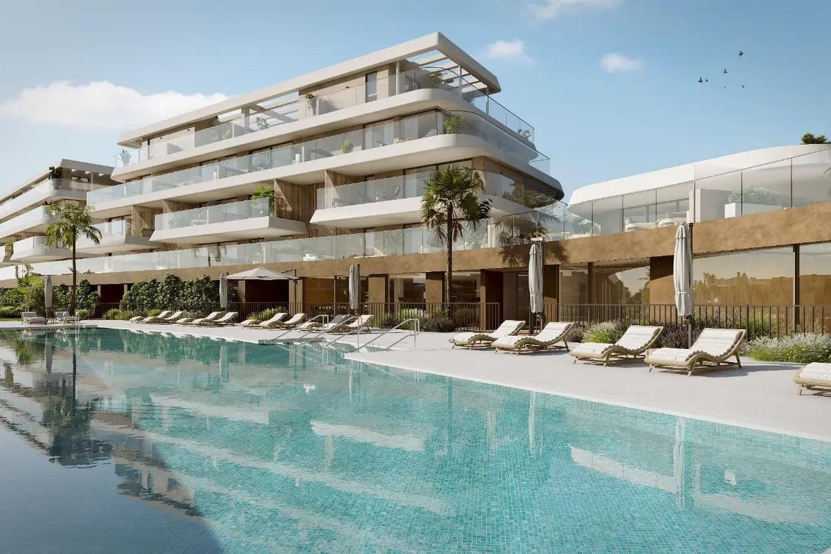 Buitenzicht op het luxe appartementencomplex met zwembad in Estepona, Costa del Sol, Spanje.
