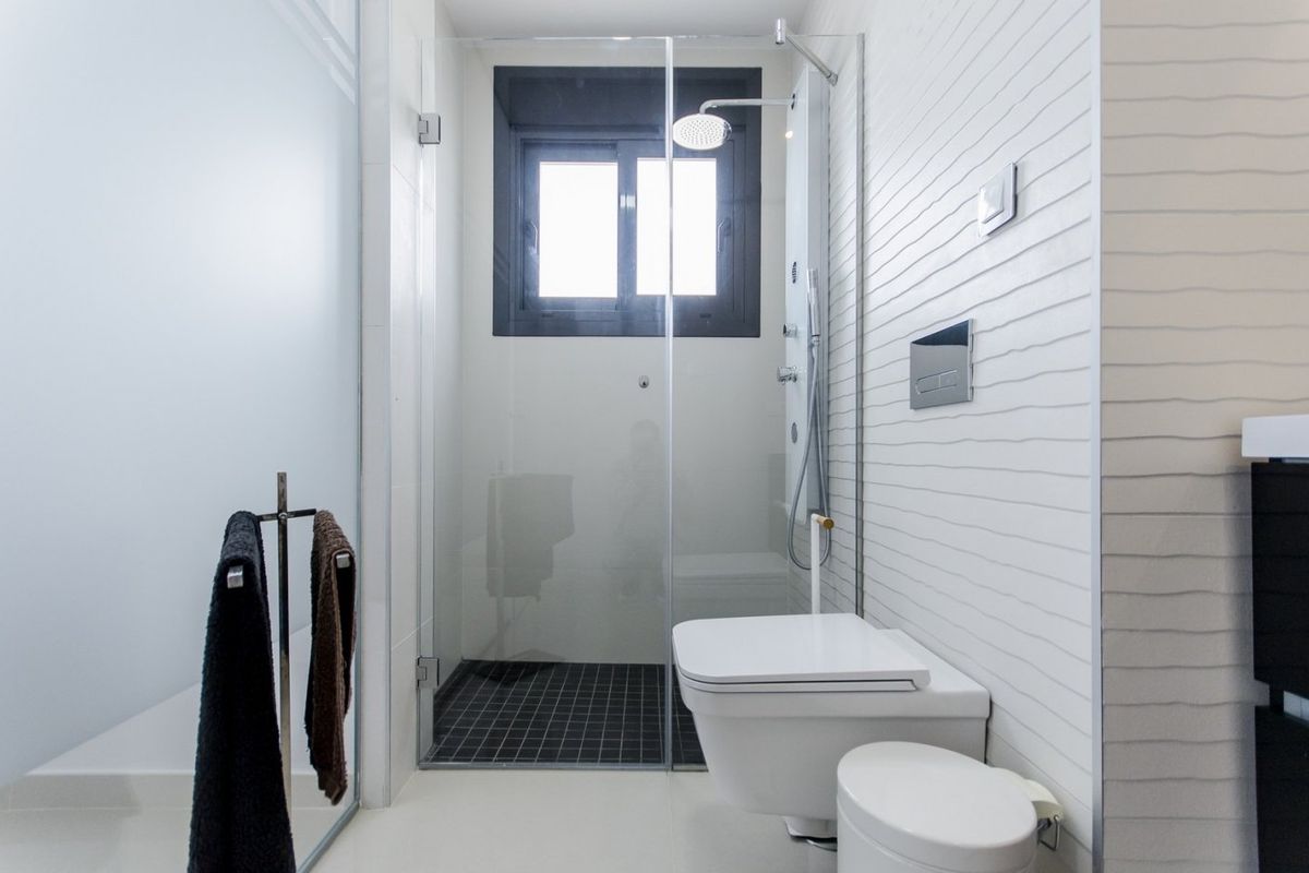 Modern badkamer met een glazen douche en eigentijdse afwerking in een 4-slaapkamer villa, San Miguel de Salinas.