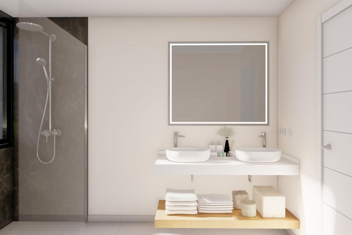 Strakke badkamer met een inloopdouche en moderne voorzieningen in een luxe villa in Yecla.