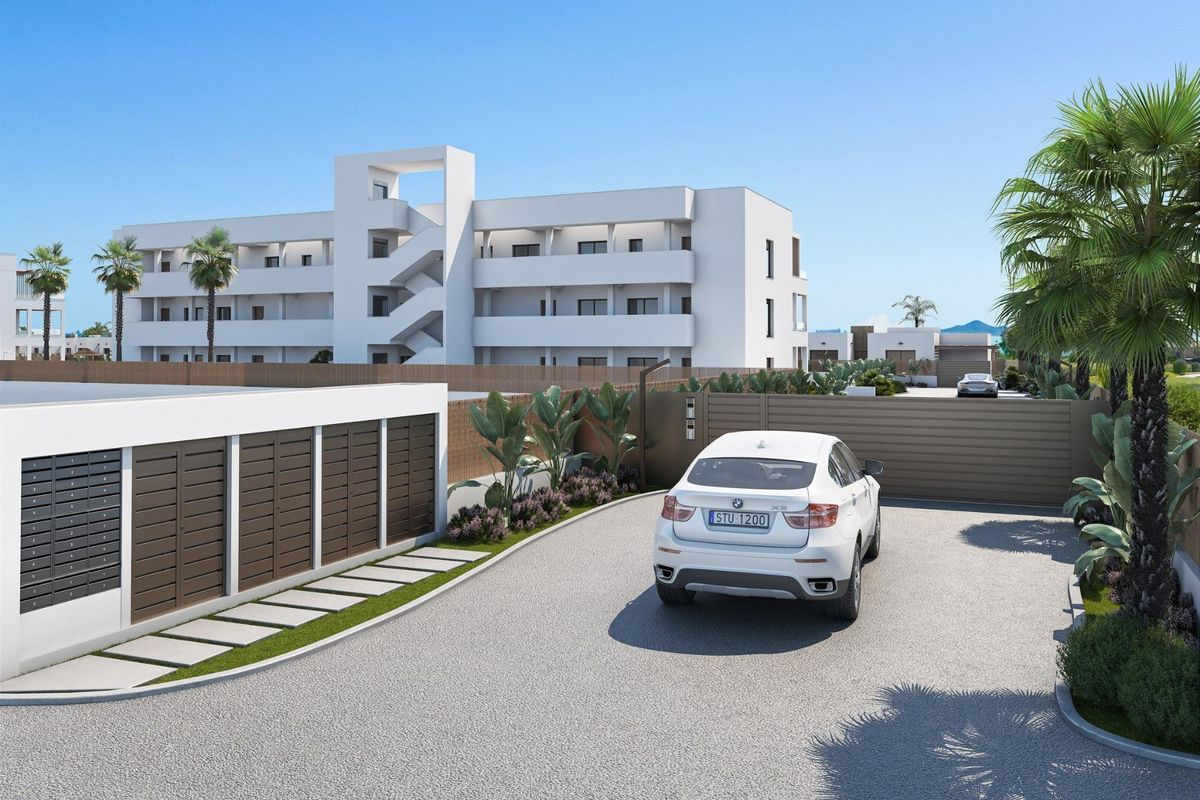 Toegang tot de parkeerplaats van het 2-slaapkamer appartementencomplex, voor gemakkelijke toegang in Los Alcazares, Costa Calida.
