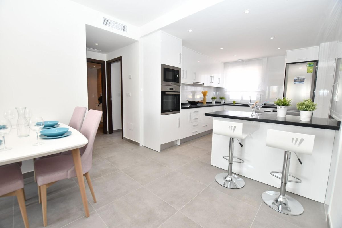 Moderne keuken met strak ontwerp en apparaten in een 2-slaapkamer bungalow in San Miguel de Salinas, Costa Blanca.