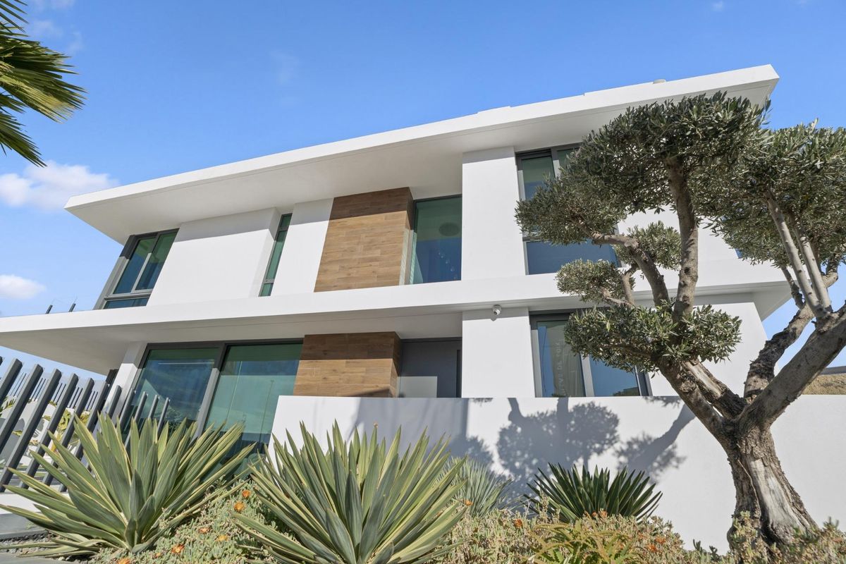 Fassade der Villa in Benidorm bei Nacht
