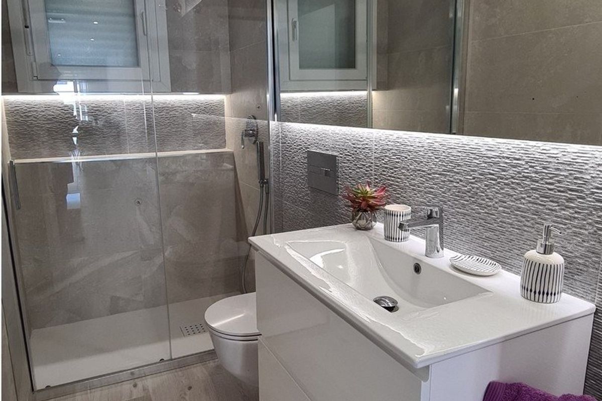 Stijlvolle badkamer in de townhouse in Avileses met een eigentijds design en glazen douche.
