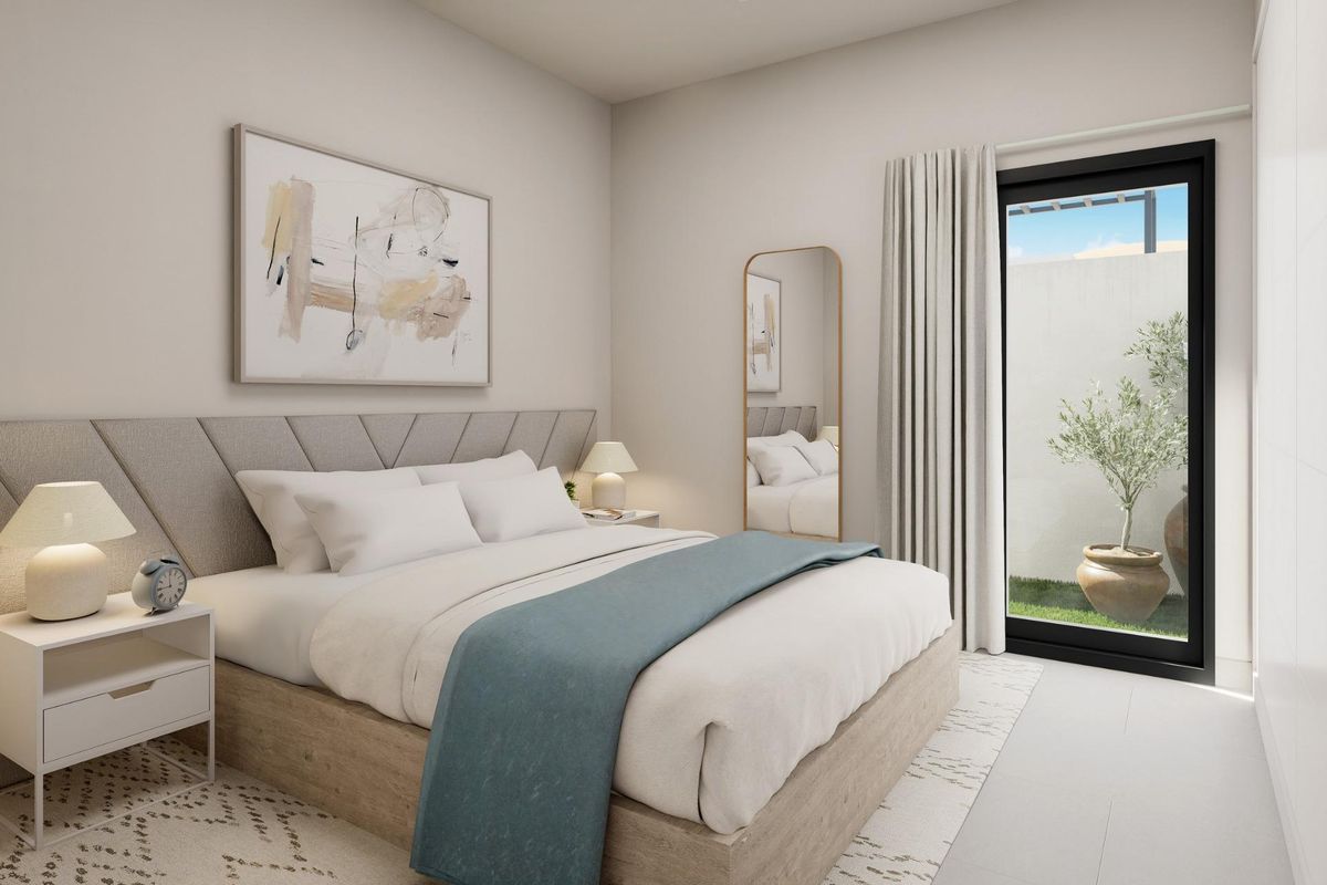 Goed ingerichte slaapkamer in de 3-slaapkamer villa, met een gezellige sfeer en uitnodigend uitzicht op de tuin.