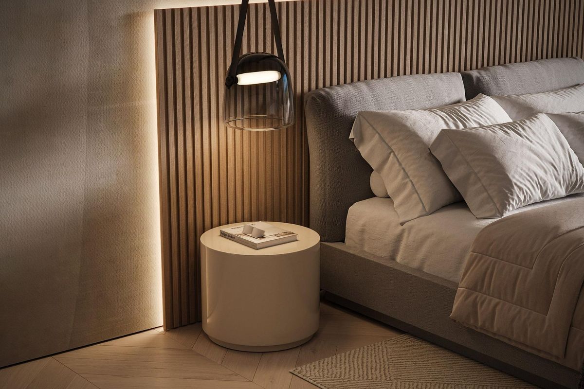 Stijlvolle nachtkastje en lamp in een moderne slaapkamer van een 5-slaapkamer villa gelegen in Benahavís, Costa del Sol.