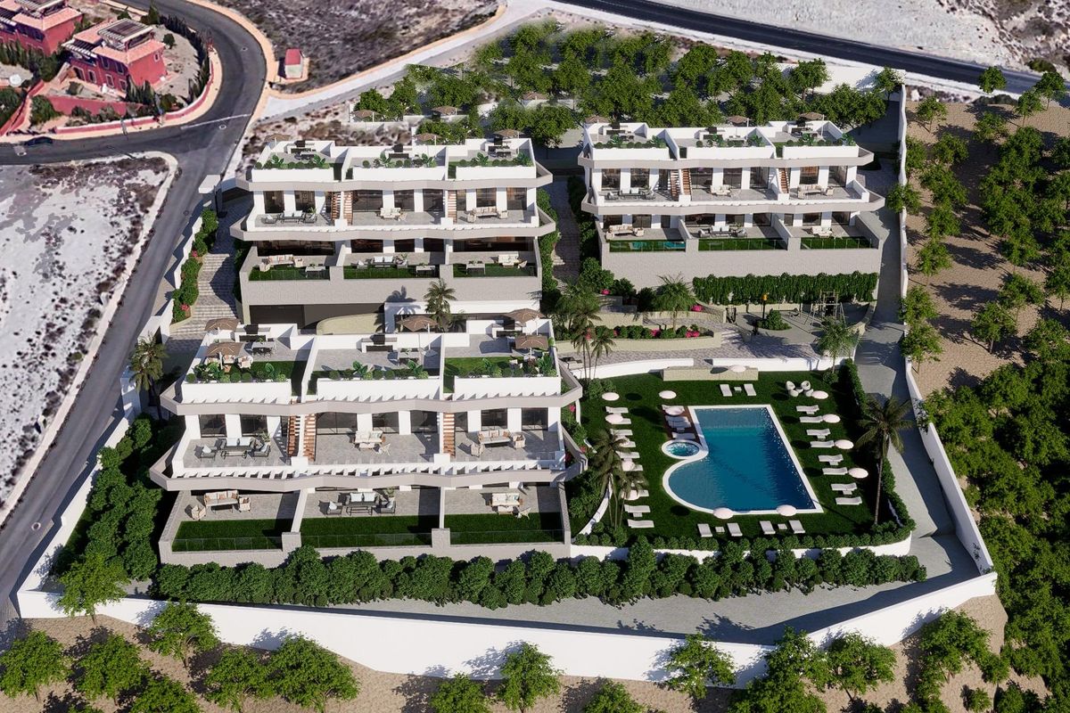 Luchtfoto van luxe bungalows omringd door groen en een zwembad in Finestrat, Costa Blanca Noord.