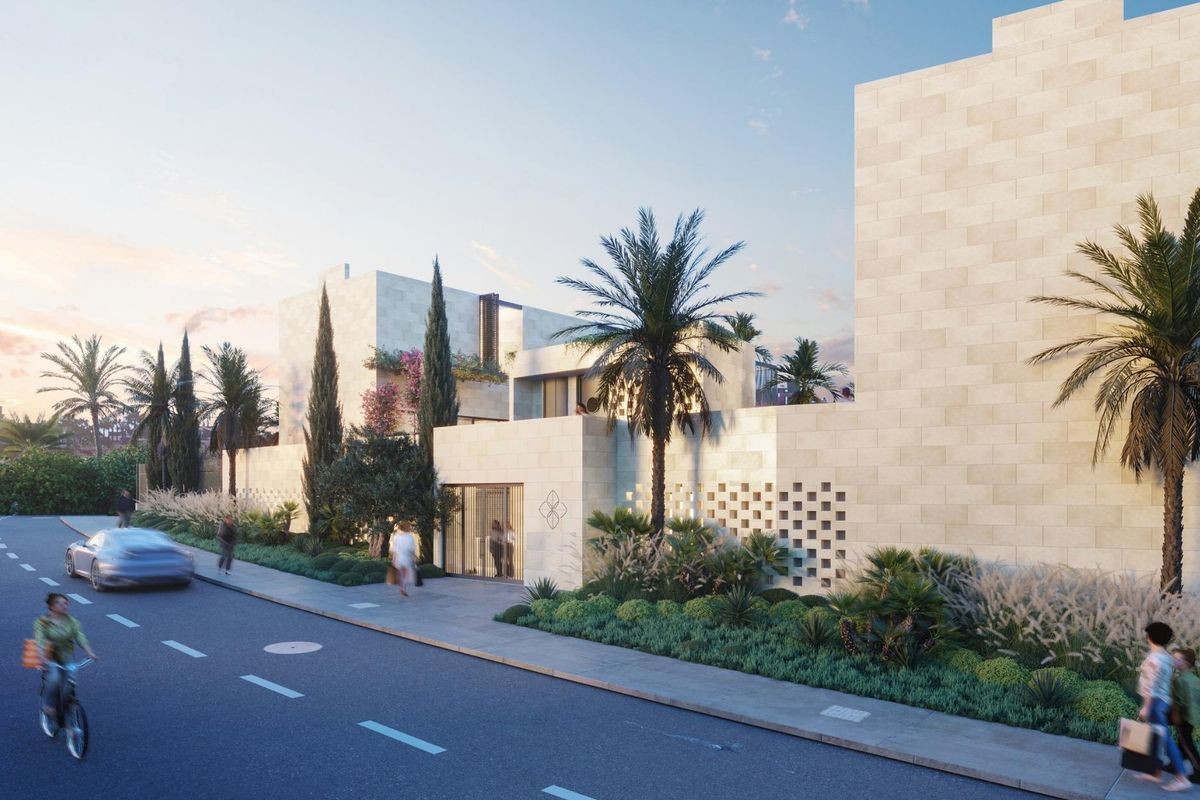 Straatbeeld van het stijlvolle appartementencomplex omgeven door palmbomen in Estepona, Costa del Sol.