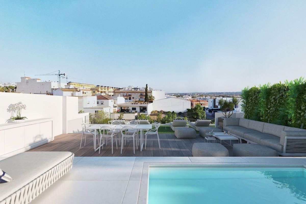 Terraszicht vanuit de penthouse in Benijofar, met zitplaatsen en een zwembad tegen een schilderachtige achtergrond.