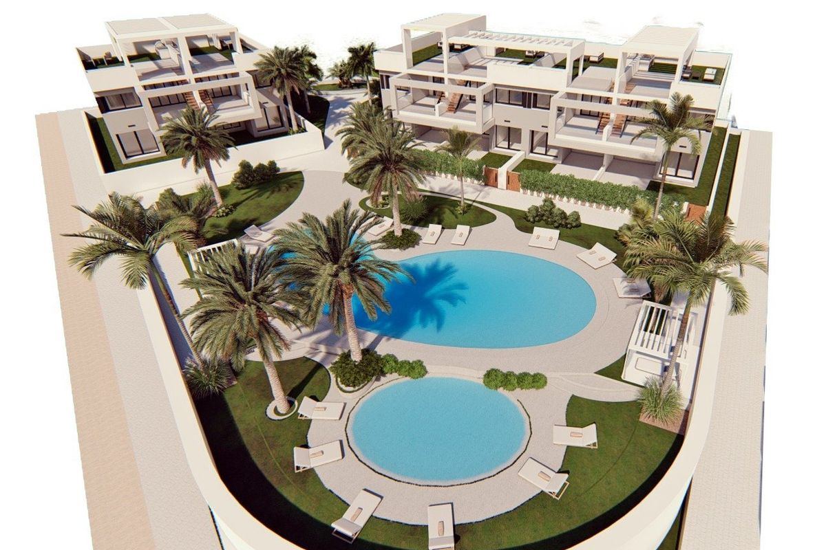 Bovenaanzicht van bungalowcomplex met zwembaden en aangelegde tuinen in Torrevieja, Costa Blanca Zuid.