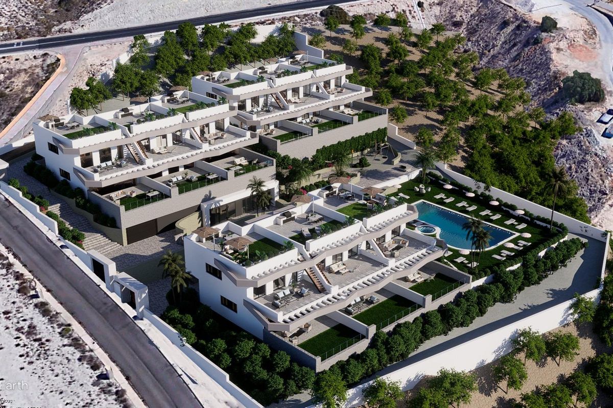 Overzicht van de vastgoedontwikkeling met ruime tuinen en zwembad in Finestrat, Costa Blanca Noord.