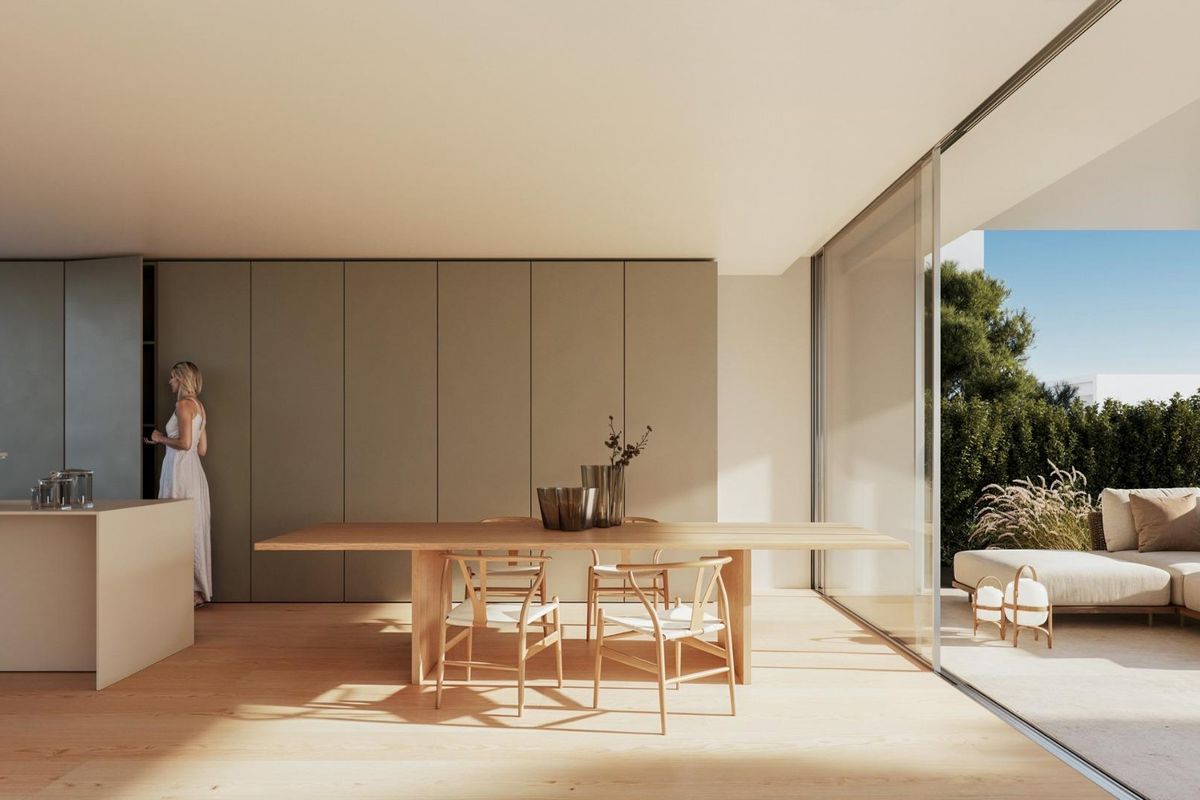 Moderne keuken met houten eettafel en natuurlijk licht, wat een uitnodigende sfeer creëert in Estepona, Costa del Sol.