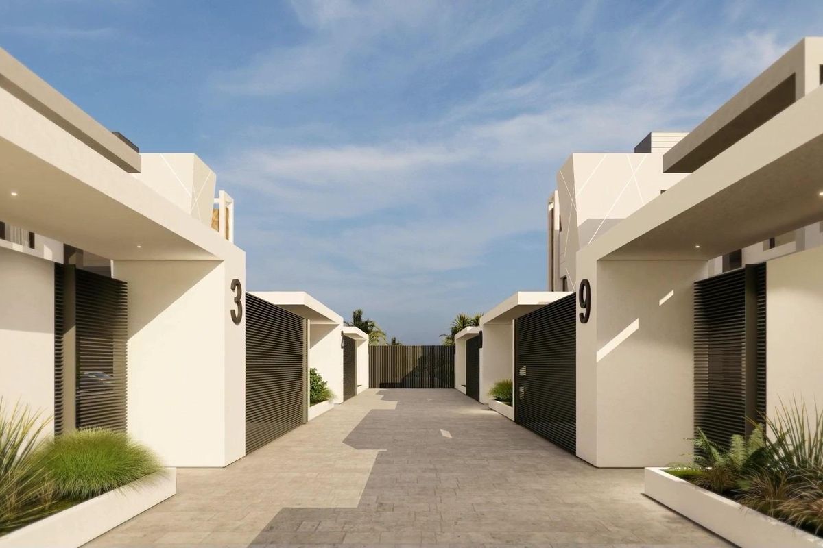 Stijlvol frontzicht van moderne villa's tegen een blauwe lucht in Puerto de Mazarron, Spanje.