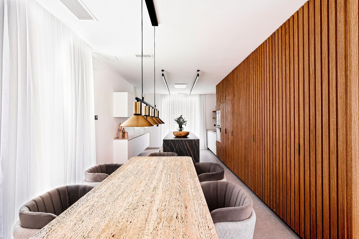 Moderne keuken in een 4-slaapkamer villa in La Nucia, met stijlvolle kasten en eetruimte.