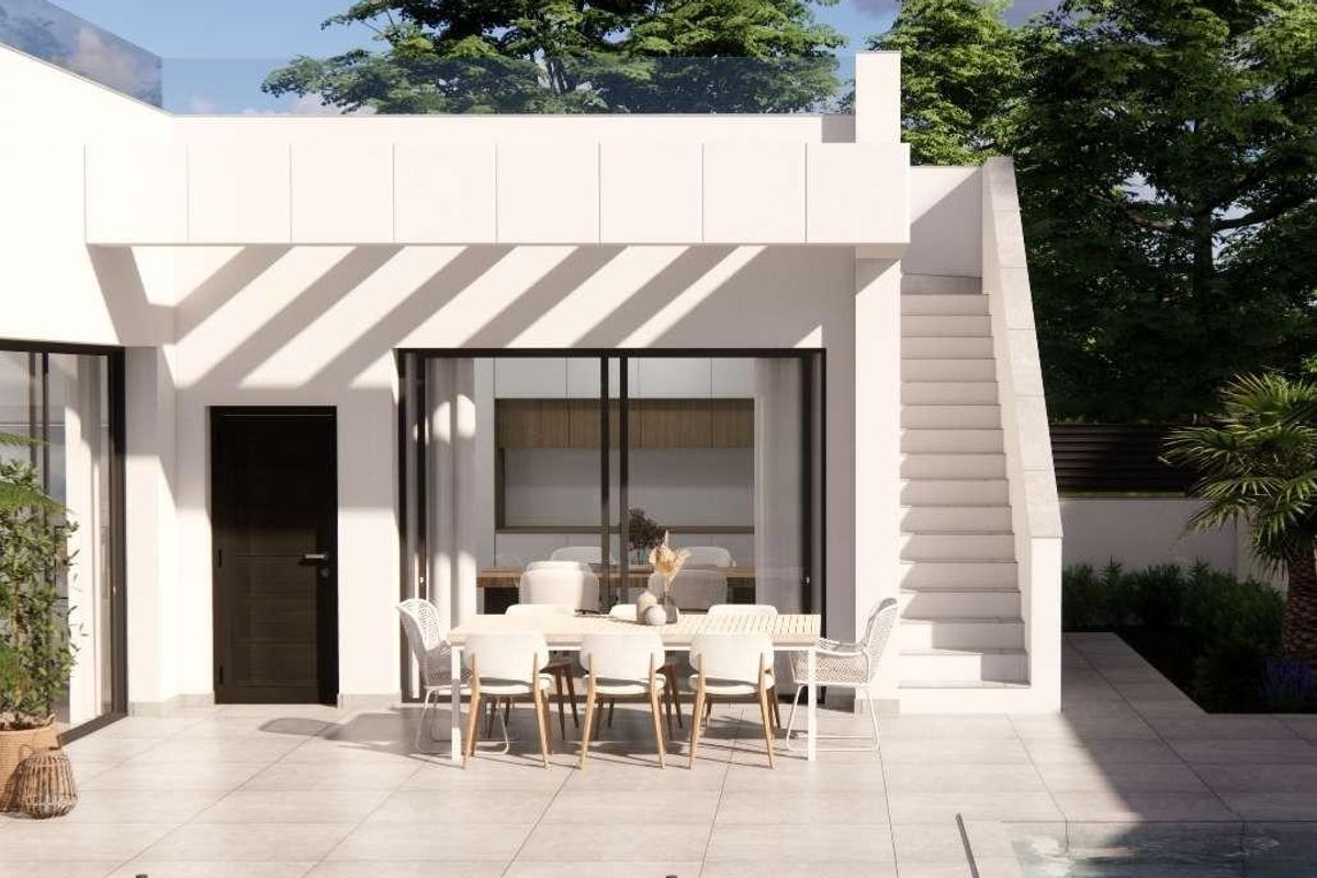 Elegante façade van een villa met 3 slaapkamers in Rojales, met een trap naar een helder terrassengebied.