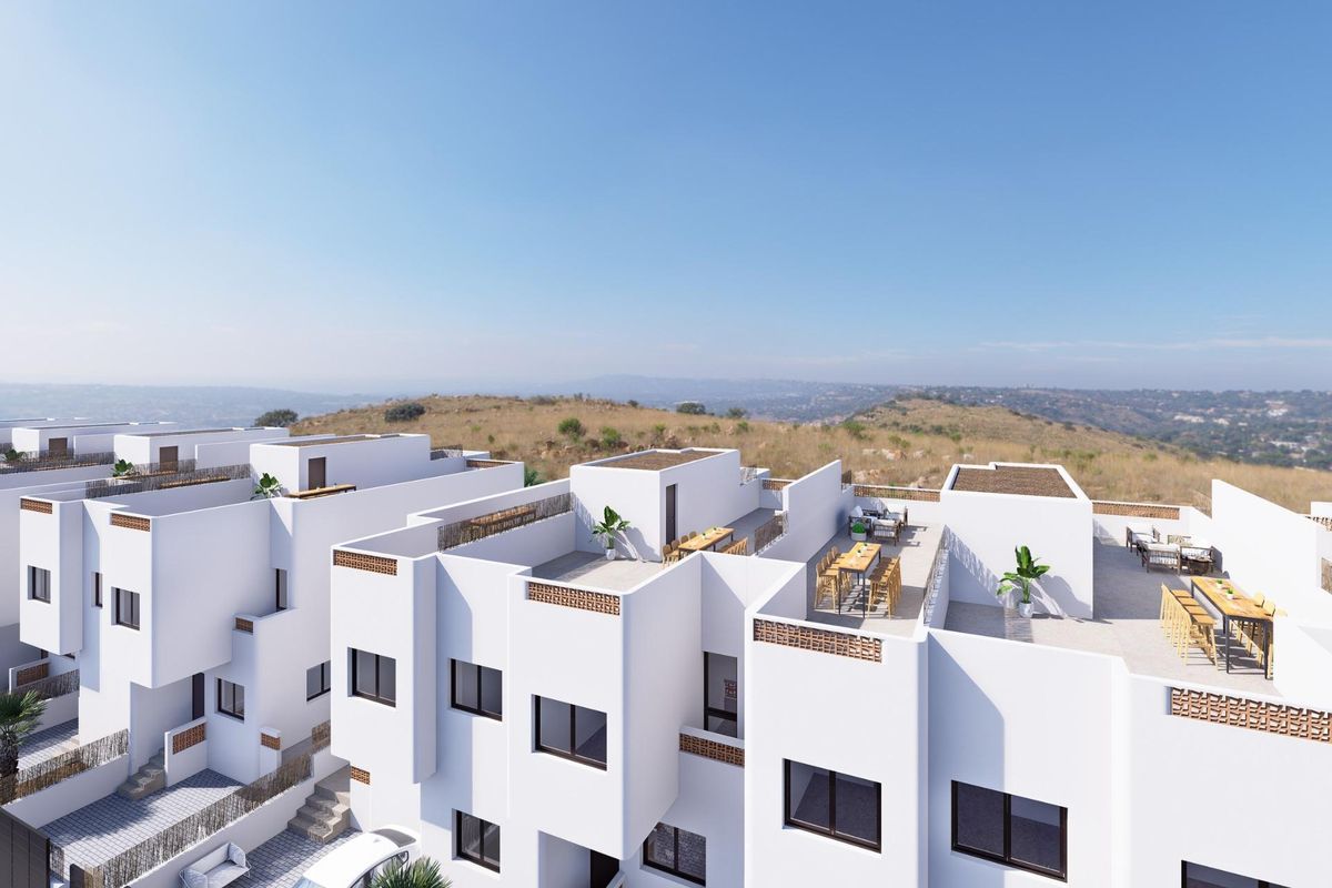 Luchtfoto van een modern appartementengebouw in Dolores, Costa Blanca Zuid, met witte gevels en groen.