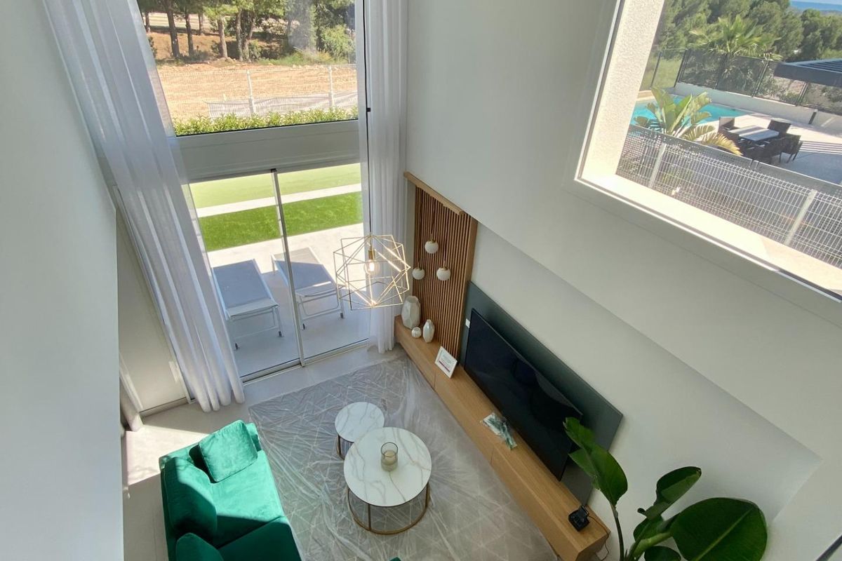 Luchtfoto van een stijlvolle woonkamer met grote ramen en groen in een villa met 3 slaapkamers in Finestrat.