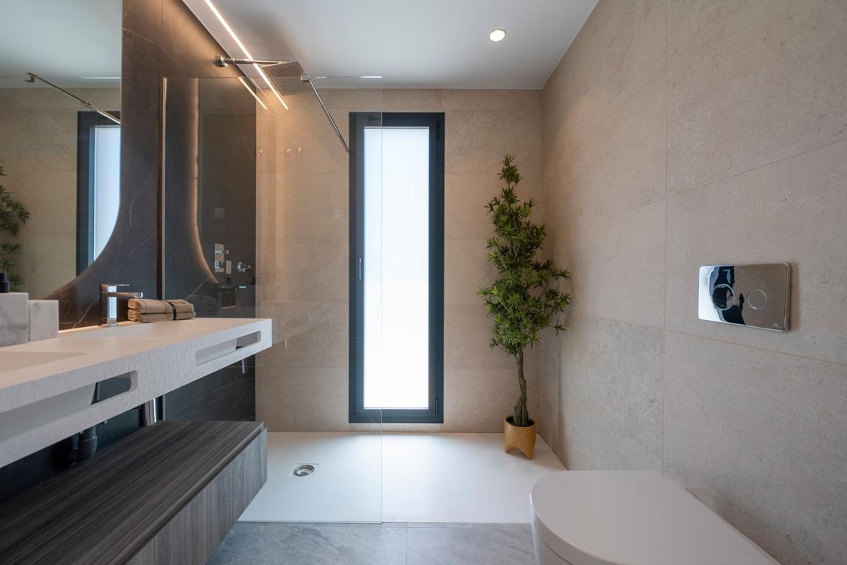 Stijlvolle badkamer met moderne voorzieningen en natuurlijk licht, gelegen in een villa in Finestrat, Spanje.