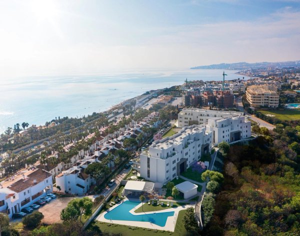 Luchtfoto van modern appartementencomplex in Mijas met zwembad en kustlandschap van de Costa del Sol.