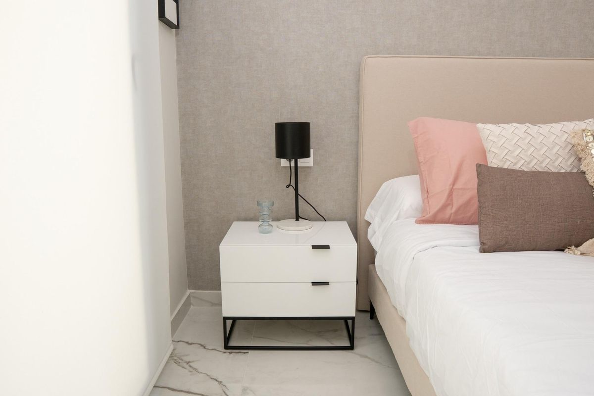 Moderne nachtkast met lamp in een stijlvolle slaapkamer van een 3-slaapkamer villa, Ciudad Quesada.