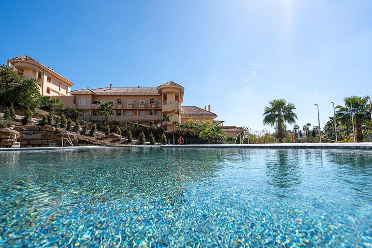 Moderne fitnessruimte met verschillende sportapparatuur beschikbaar voor bewoners in de penthouse gemeenschap van Marbella.