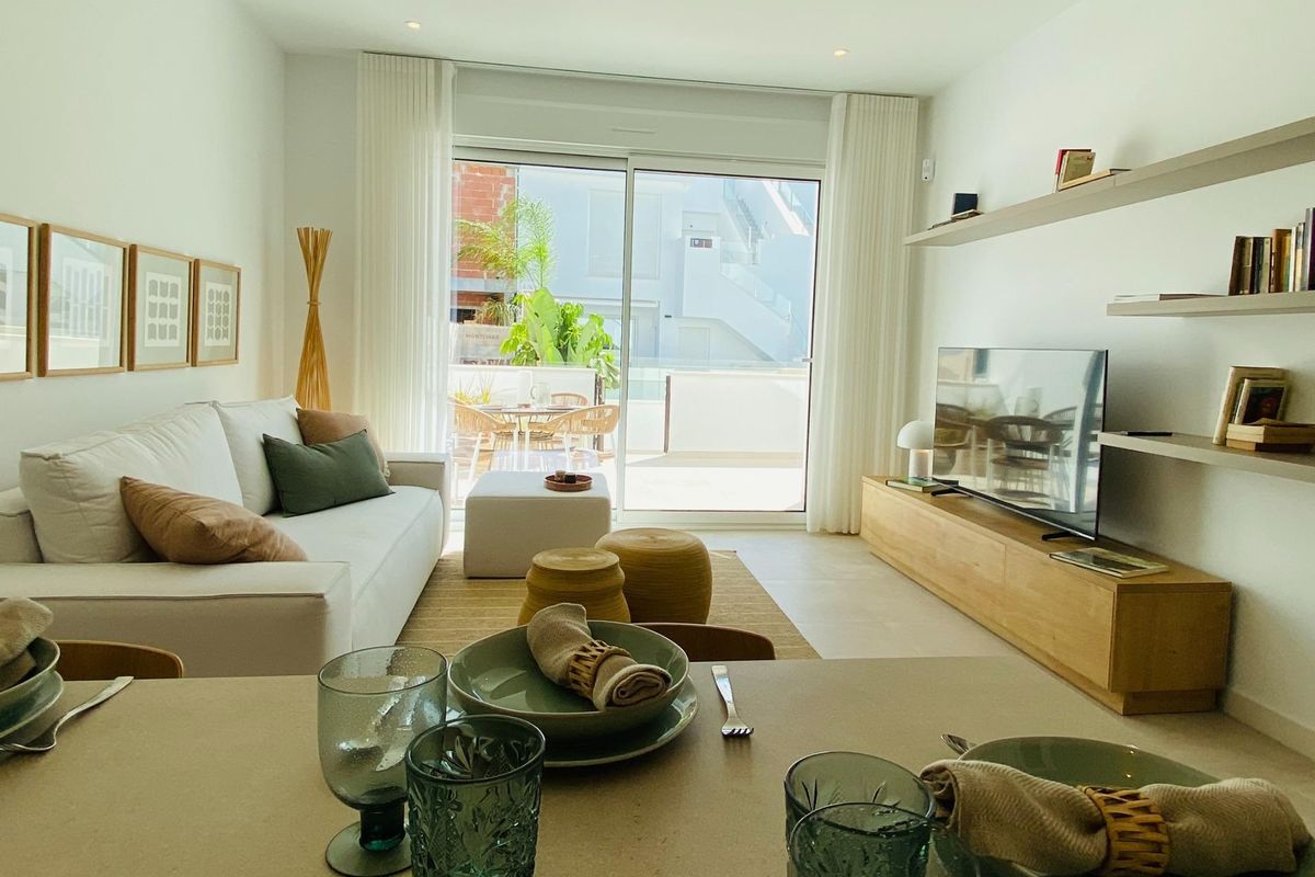 Heldere woonkamer met uitzicht op het terras in het appartement op de begane grond in Pilar de La Horadada.
