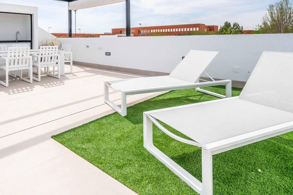 Dakterras met ligstoelen en eetruimte in een 3-slaapkamer villa in Torre Pacheco, Costa Calida, Spanje.