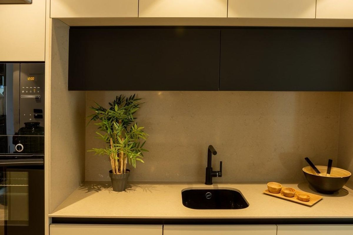 Goed georganiseerde keuken met keukengerei en planten in een appartement met 2 slaapkamers in Algorfa, Costa Blanca Zuid.