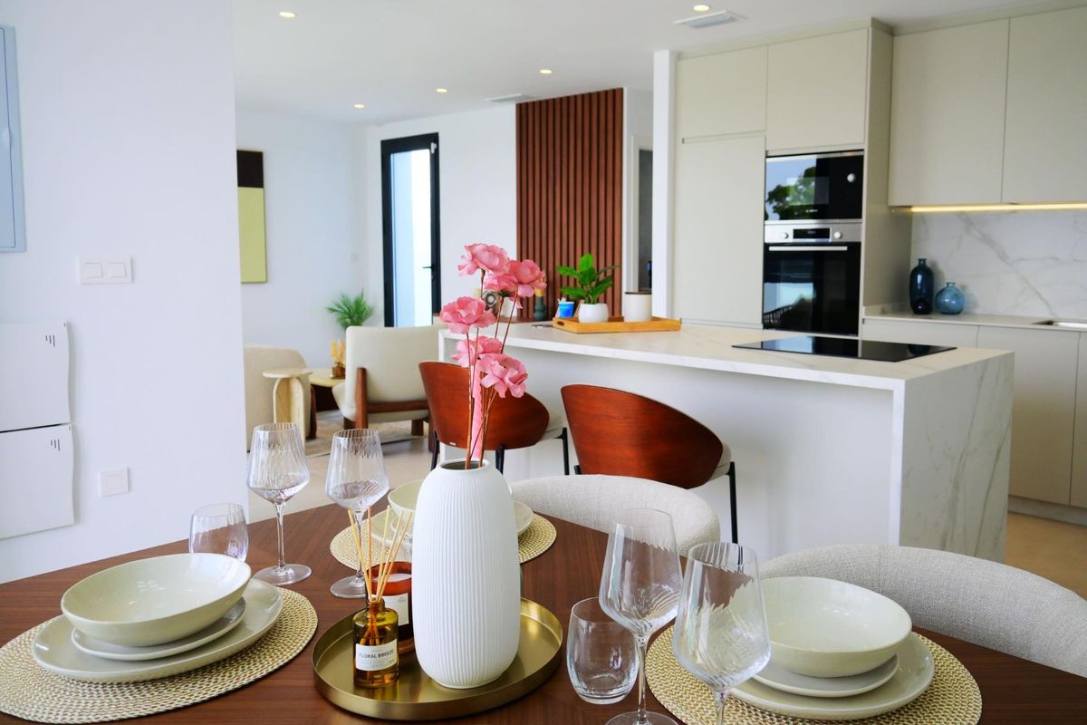 Charmante eetruimte met stijlvolle decor en servies in een modern 3-slaapkamer townhome in Dolores.