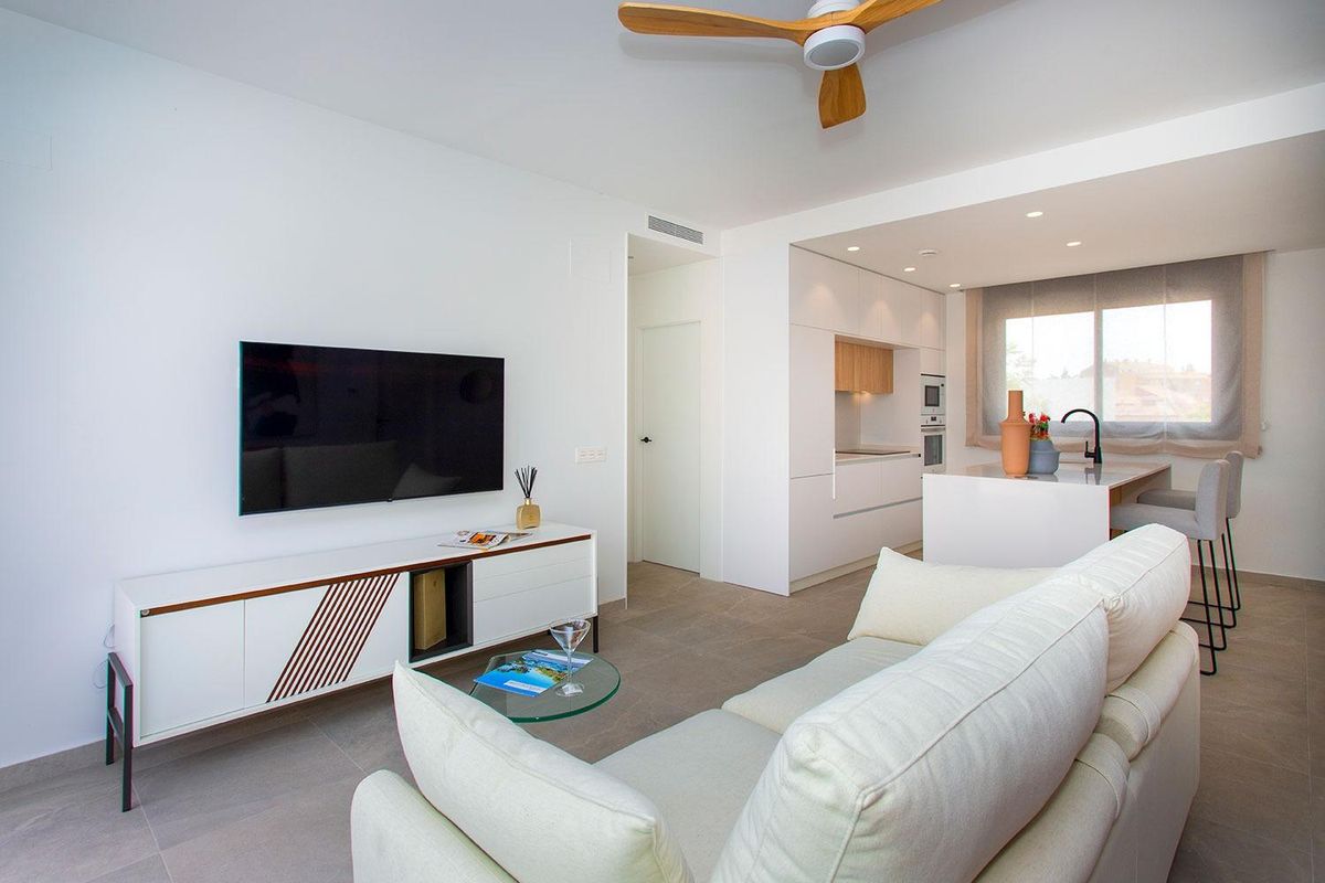 Heldere woonkamer in een townhouse in Sucina, met moderne meubels en een ruime indeling.