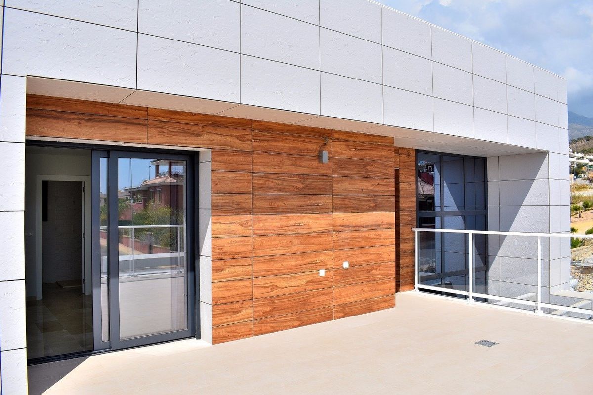 Stijlvol terras met uitzicht op de moderne villa in Finestrat, met houten en strakke oppervlakken.