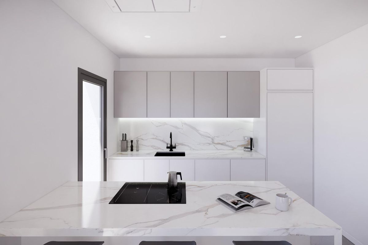 Heldere, functionele keuken met een stijlvolle eiland in een townhouse in Benijofar, ideaal voor koken en entertainen.