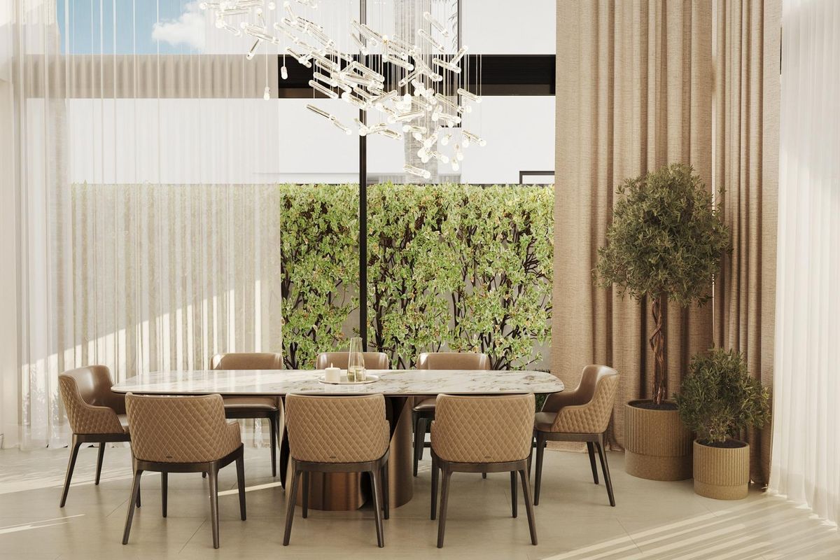 Elegante eetkamer in een 4-slaapkamer villa, Marbella, met een lange tafel, stijlvolle stoelen en groen buiten.