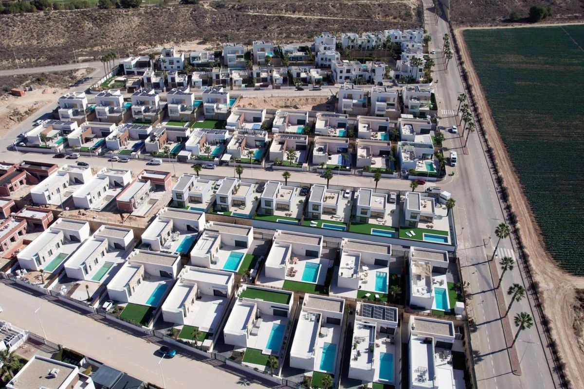 Bovenaanzicht van een woongebied in Algorfa, Costa Blanca Zuid, met meerdere villa's en zwembaden.