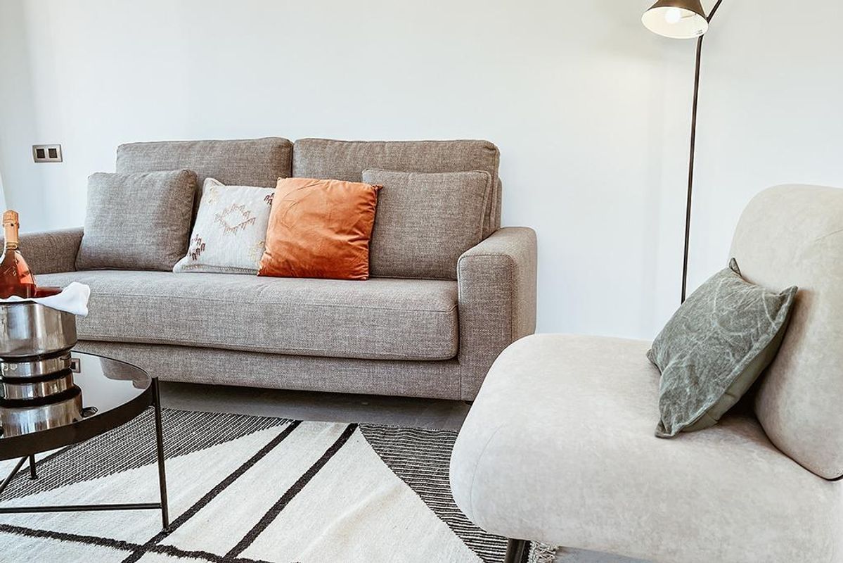 Stijlvolle bank en fauteuil in de woonkamer van een 3-slaapkamer villa, Cuevas Del Almanzora, Costa de Almeria.