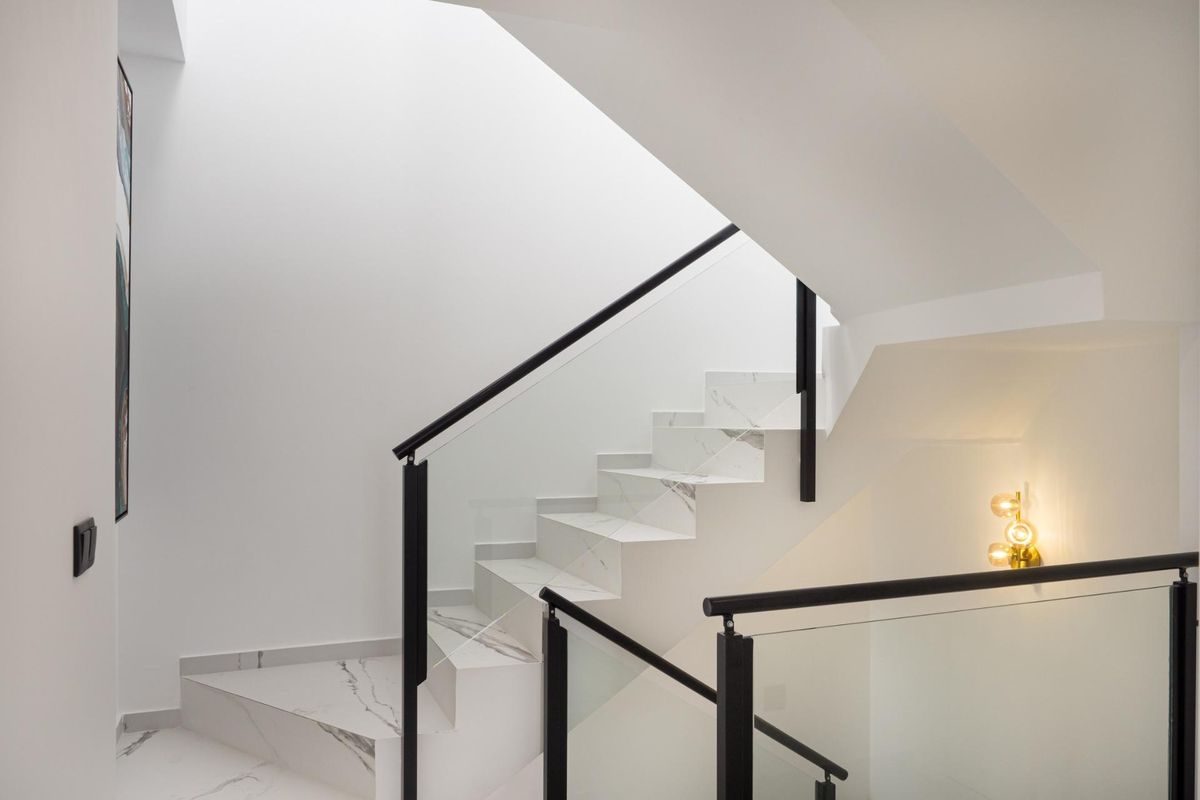 Stijlvol trapontwerp met natuurlijk licht dat moderne architectuur in een villa in San Pedro del Pinatar benadrukt.