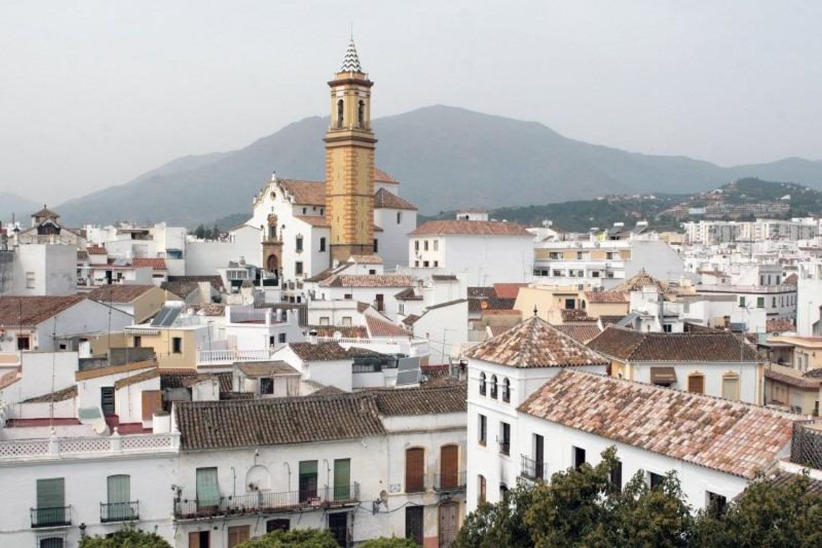 Pittoresk uitzicht op het oude centrum van Estepona met traditionele architectuur en een bergachtergrond.