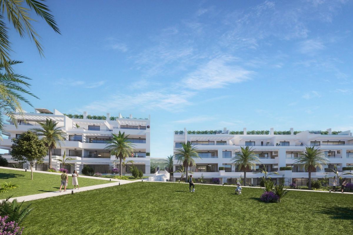 Twee moderne appartementen in Estepona met weelderige tuinen en mensen die van de buitenlucht genieten.