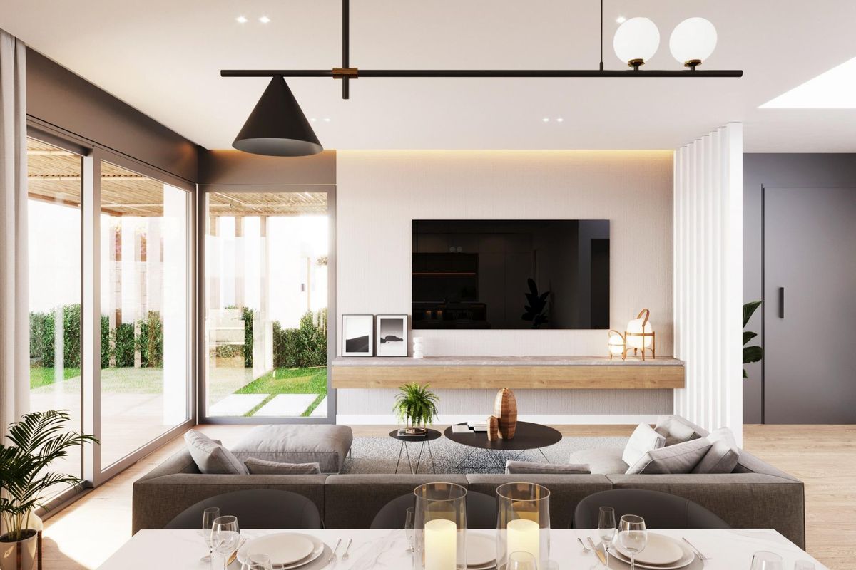 Moderne woonkamer met grote ramen en stijlvolle inrichting in een villa in Polop, Costa Blanca Noord, Spanje.