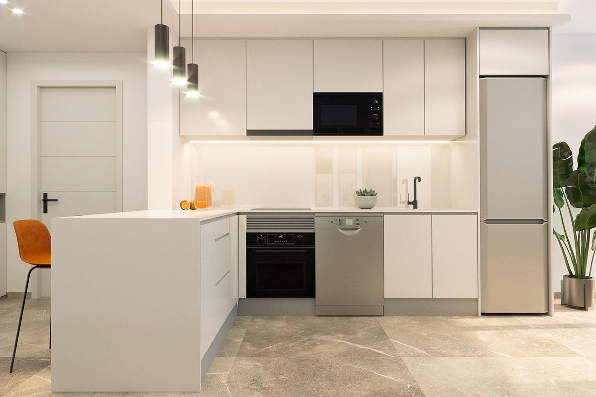 Moderne keuken opzet in een appartement in Torrevieja met strakke apparaten en een schoon ontwerp.