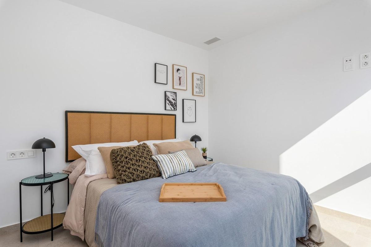 Chique slaapkamer met comfortabele beddengoed en decor in een 3-slaapkamer villa in Los Alcazares, Costa Calida.