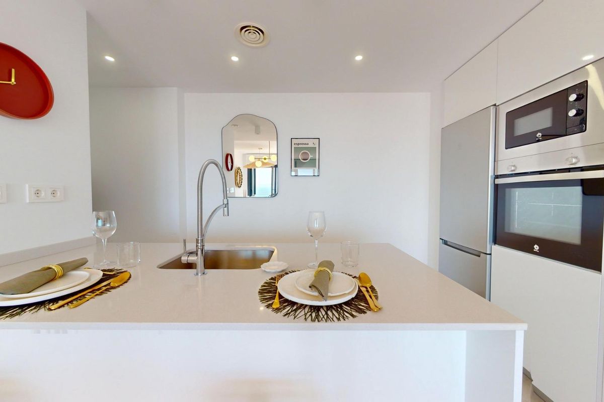 Moderne keuken met elegante servies, met uitzicht op een open woonruimte in een 2-slaapkamerappartement in Aguilas.