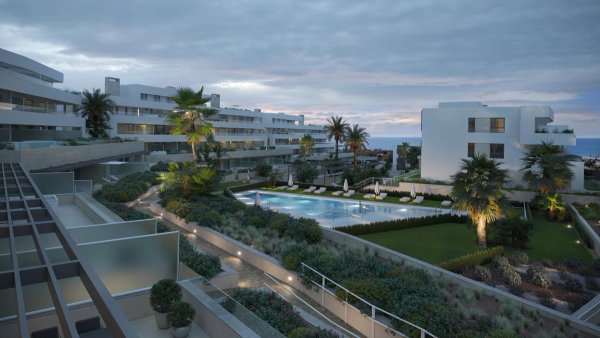 Begane grond appartementcomplex met een zwembad en aangelegde tuin in Estepona, Costa del Sol, Spanje.