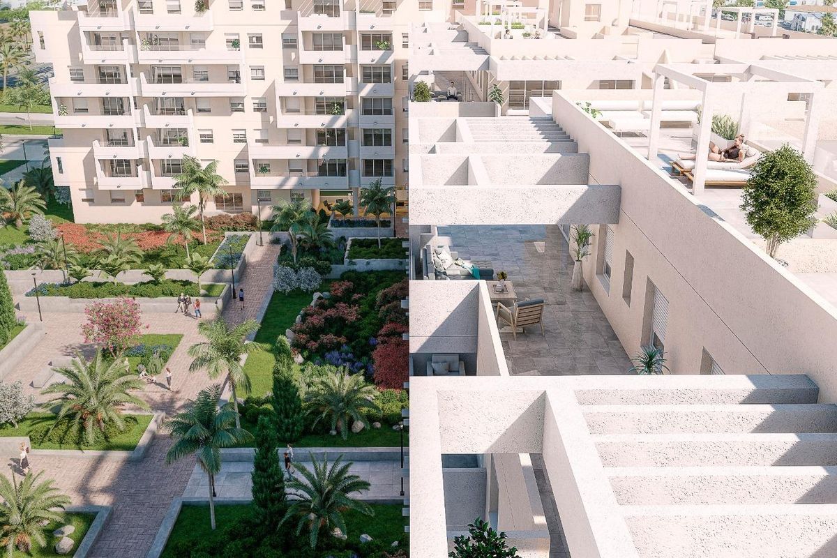 Van bovenaf zicht op een appartemententerras in Marbella met stijlvolle meubels en tuinen eronder.