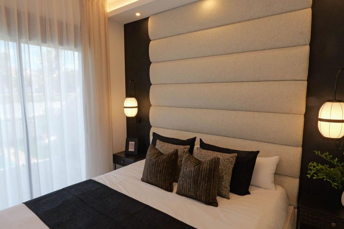 Elegant master bedroom met modern design in de 3-slaapkamer villa gelegen in Rojales, Spanje.