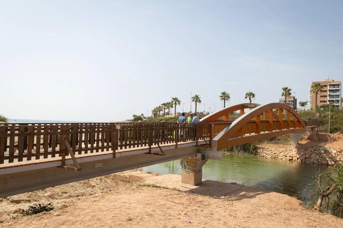 Een houten brug die leidt naar schilderachtige uitzichten in een natuurgebied nabij Pilar de La Horadada.