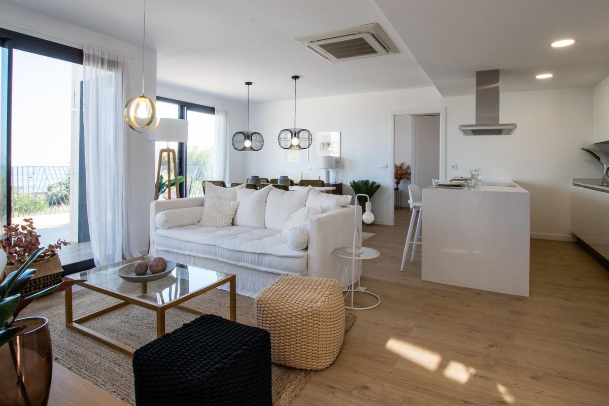 Stijlvolle open woonkamer met keuken in een 1-slaapkamerappartement, Villajoyosa, Costa Blanca Noord.